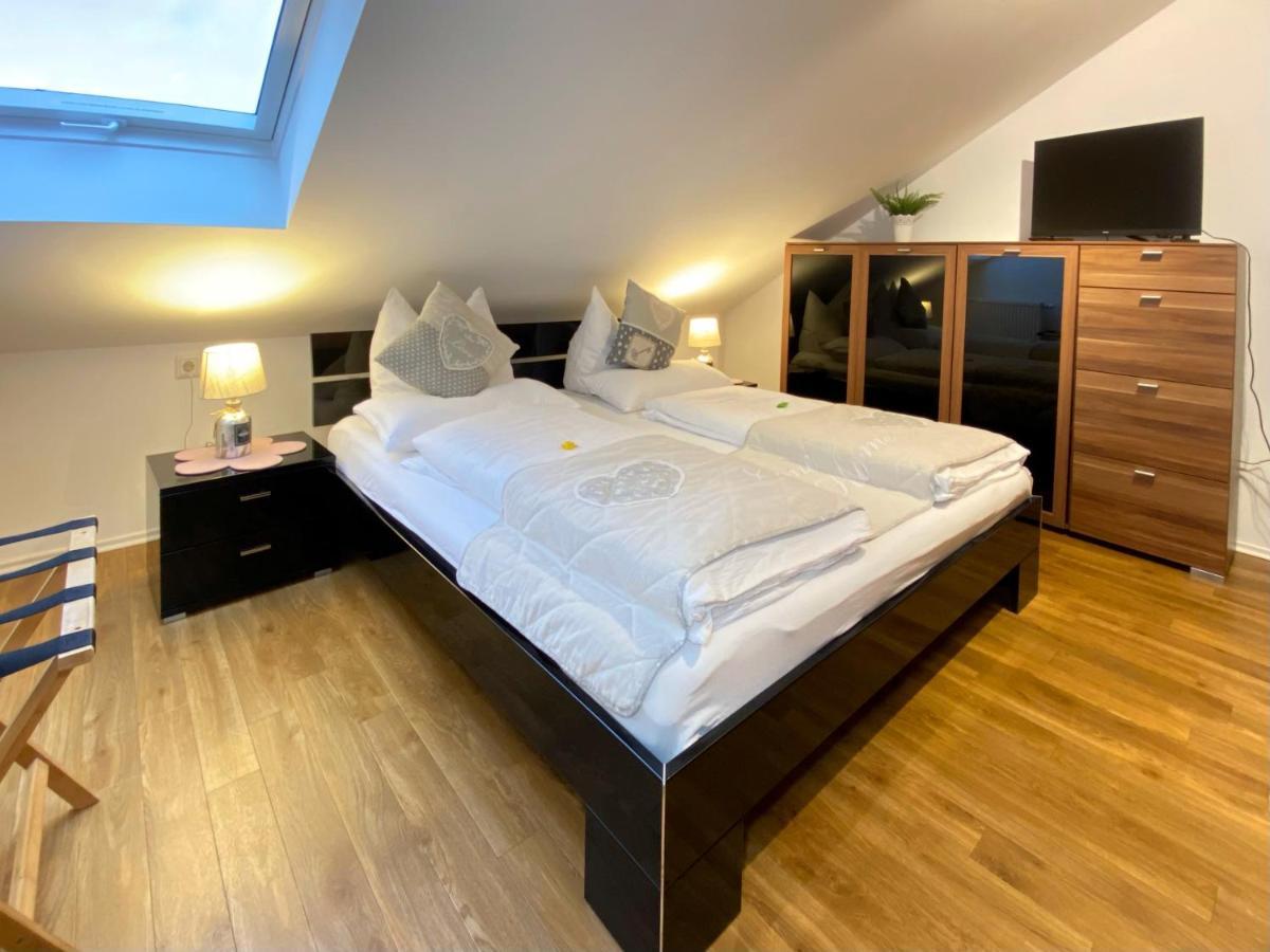 4 Apartment, 125 Qm, Ruhig Und Zentrumsnah, Max 5 Pers, Dachterasse, Garage, 1000 Mbit Apartment Boeblingen